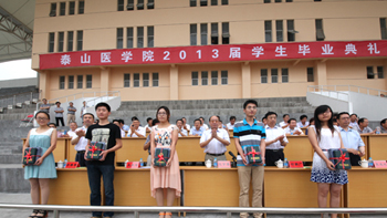 00毕业生代表领取学位证.jpg