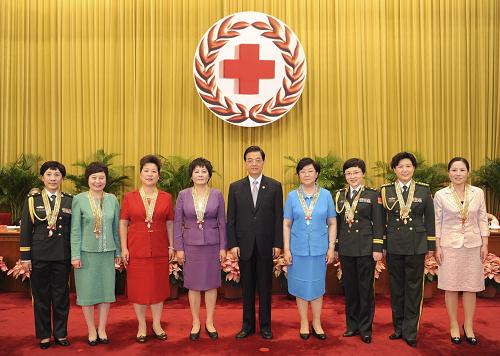 胡锦涛主席和全体南丁格尔奖获奖者合影留念,左三为姜小鹰教授.jpg