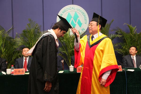 王院长授予学位-1.jpg