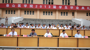学校领导出席毕业典礼.jpg