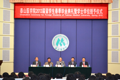 1校领导出席典礼.jpg