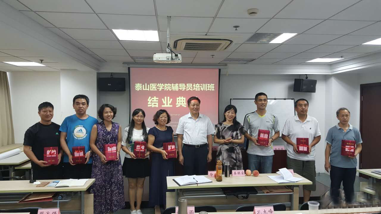 发放结业证书.jpg